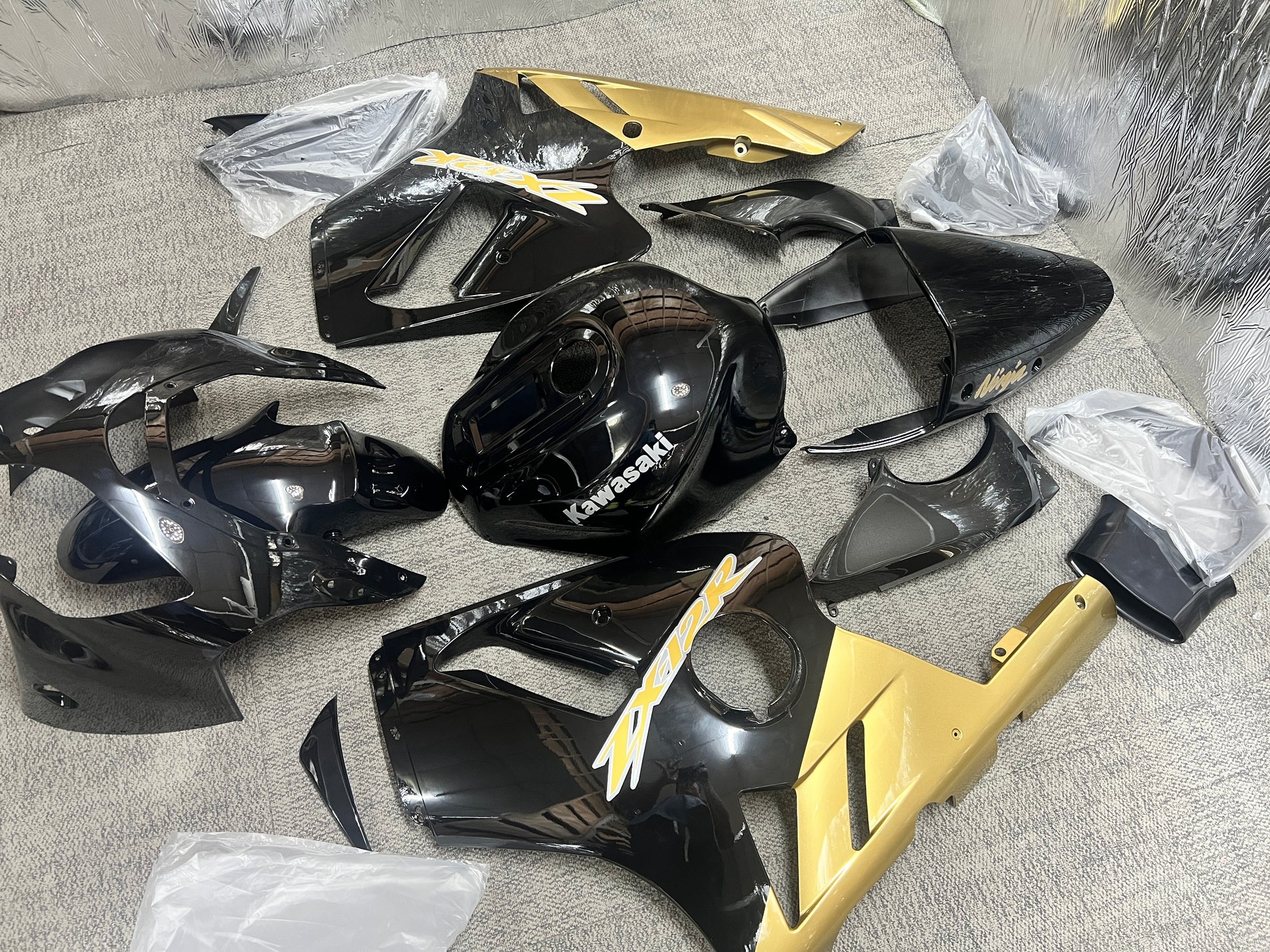 Kawasaki Ninja ZX12R Fairings (2000-2001) Gloss Black, Gold at KingsMotorcycleFairings.com